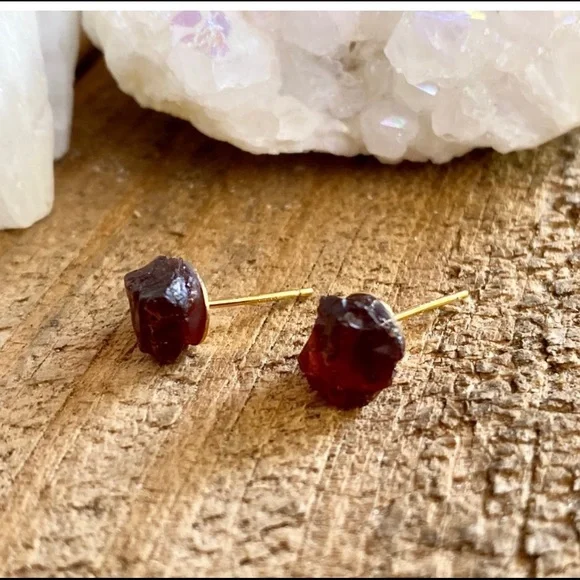 🆕 New Raw Garnet Crystal Stud Gemstone Earrings - Picture 2 of 8